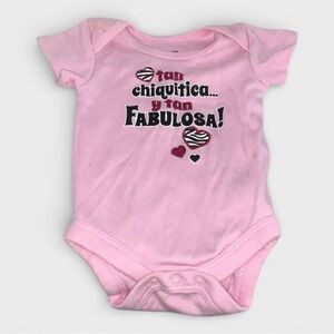 321 10/$50🏄🏻‍♀️ NEW! Pink “"Tan Chiquitica yTan Fabulosa!" Onesie Bodysuit